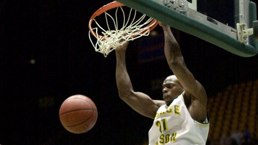 George Mason's George Evans (21) dunks against Virginia Commonwealth, Wednesday, Feb. 14, 2001, at the Patriot Center.